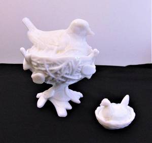 lot 500 image: Vintage Milk Glass Robin Bird on Nest - Westmoreland and Small Hen on Nest