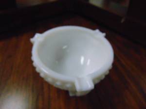 lot 501 image: Vintage Milk Glass Ash Tray Perfect Condition