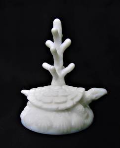 lot 505 image: Unique Vintage Milk Glass Turtle Ring Holder