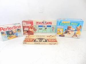 lot 411 image: Lot of Vintage Games