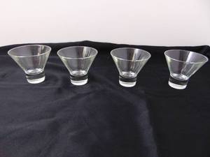 lot 414 image: Set of 4 Modern Glass Dessert Glasses