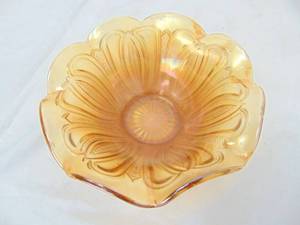 lot 327 image: Beautiful Vintage Colored Glass Floral Candy Dish