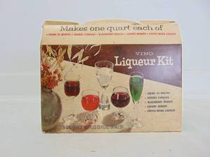 lot 381 image: Vintage Vino Liqueur Kit