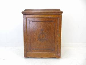 lot 542 image: Antique Tigers Oak Sewing Machine Cabinet (No Machine)