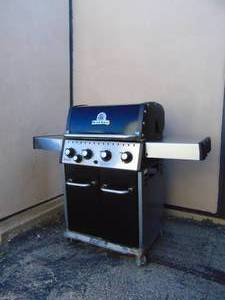 lot 568 image: BROIL-KING Baron 440 Natural Gas Grill Model 9221-67  - Viewable (Warehouse)