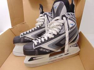 lot 377 image: CCM V03 Ice Hockey Skates Mens Size 12 M
