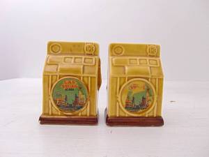 lot 403 image: Vintage Ceramic Salt & Pepper Shakers - Las Vegas - SHOWROOM