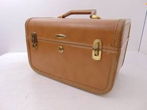 lot 412 image: Taper-Lite vintage Mid Century Traincase - SHOWROOM