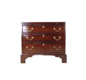 lot 34 image: Link-Taylor SOLID HEIRLOOM MAHOGANY Collection Chest Small Dresser - SHOWROOM