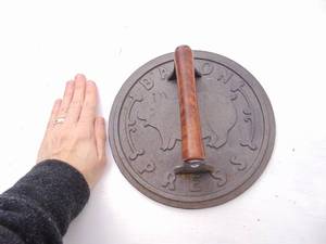 lot 426 image: Cast Iron BACON PRESS with wood Handle