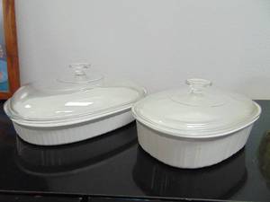 lot 444 image: Set of 2 Corning- ware 1.8 L & 2.5 L Dishes with Lids - SHOWROOM