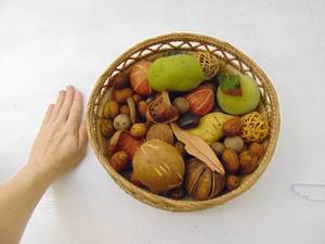 lot 385 image: Large Potpourri in Cute Basket - SHOWROOM