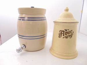 lot 219 image: Vintage Ceramic Containers