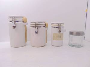 lot 227 image: Kitchen Containers
