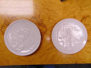 lot 240 image: FRANKOMA Vintage Pair of Nativity Scene Plates - SHOWROOM
