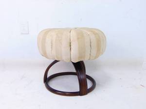 lot 117 image: Round Puffy Ottoman