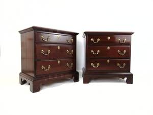 lot 32 image: Link-Taylor Heirloom SOLID MAHOGANY Collection Pair of Nightstands - Wow