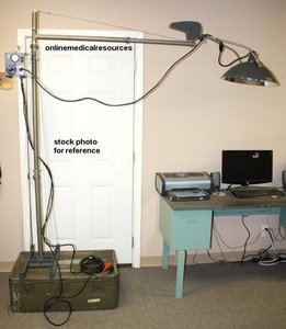 lot 8 image: VINTAGE MASH UNIT ARMY SURGICAL LIGHT NOS FIELD GEAR