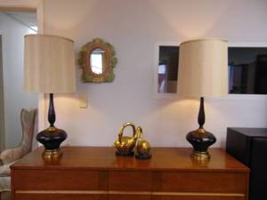 lot 5 image: Beautiful Pair of Black & Gold Tone Mid Century Lamps with Lampshades - SHOWROOM
