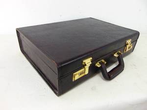 lot 125 image: Leather Briefcase - SHOWROOM