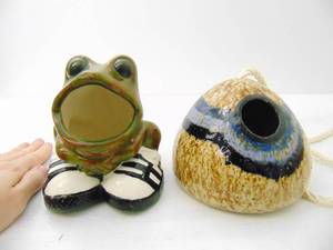 lot 323 image: Vintage Handmade Ceramics - Funny Frog Planter and Hanging Ceramics - SHOWROOM