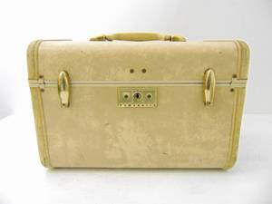 lot 305 image: Vintage Samsonite Luggage Beige - Traincase - SHOWROOM