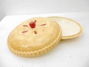 lot 331 image: Handmade Ceramic Pie Dish with Lid - SHOWROOM