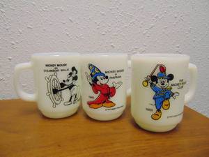 lot 338 image: Set of 3 Vintage Milk Glass Disney Mickey Mouse Mugs Pepsi Collectors Series