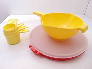lot 361 image: Vintage TUPPERWARE Brand Items