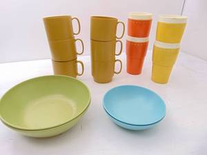 lot 362 image: Vintage Melamine Dishes