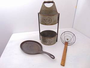 lot 363 image: Lot of Kitchen Items Bamboo Strainer