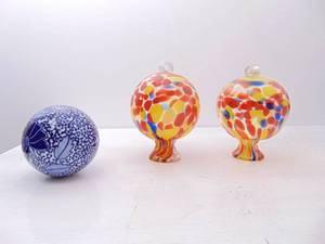 lot 368 image: Decorative Objects - Hanging Blown Glass Items, Ball