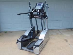 lot 570 image: TRUE ESX Elliptical Cardio Machine