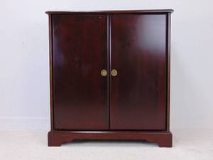 lot 32 image: The Bombay Company Beautiful Cabinet (Makes a Perfect Bar)
