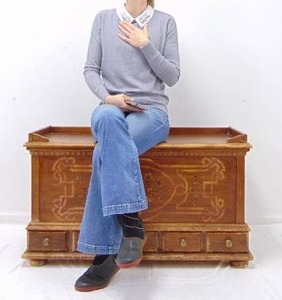 lot 43 image: 40 Cedar and Pine Vintage Chest
