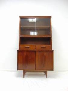 lot 8 image: Vintage Mid Century China Cabinet