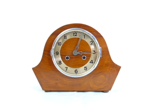 lot 490 image: Vintage Clock with Beautiful Wood Veneer