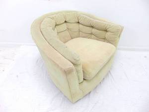 lot 94 image: Flexsteel Vintage Mid Century Tufted Barrel Back Chair Swivels