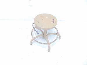 lot 303 image: Metal Ceramics Stool - Pottery Wheel Stool - Height Adjustment is not working