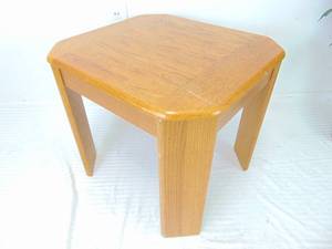 lot 312 image: Vintage Solid Oak End Table Side Table with Blunt Edges