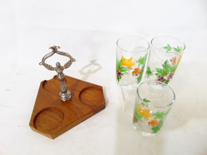 lot 152 image: Vintage Maple Leaf Glasses by Salem with Holder