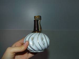 lot 135 image: Japanese Porcelain Lighter- Accents Of Gold Flowers