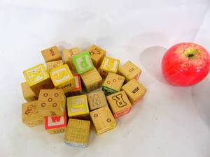 lot 450 image: Vintage Childrens Block LettersNumbers