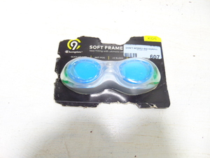 lot 607 image: NEW KIDS Champion Pair of Goggles and Diving Fins Sz SM
