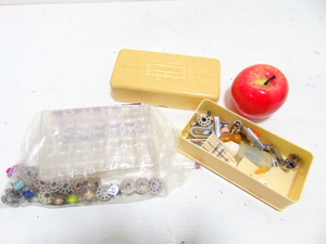 lot 611 image: Vintage Sewing Machine Attachments