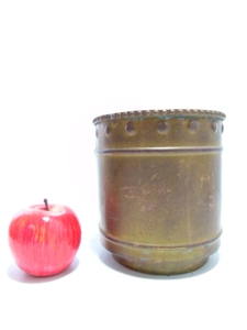 lot 621 image: Vintage Brass Planter- Made in Hong Kong