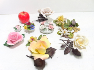 lot 629 image: Lot of Porcelain Flowers