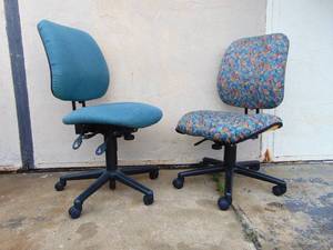 lot 674 image: Pair of Armless Rolling Office Chairs