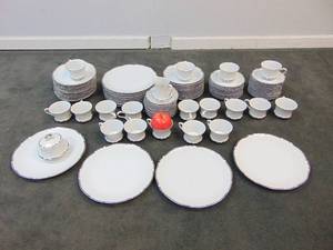 lot 34 image: Fine SEYEI China 4976 Majesty Huge Porcelain Set