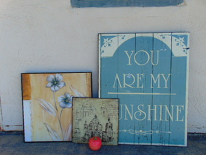 lot 370 image: Lot of Wall Decor